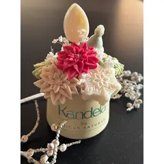 (S)nježni božićni aranžman u ručno izrađenoj posudi