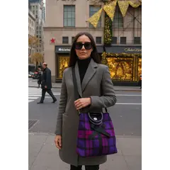 Karirana ljubičasta torba