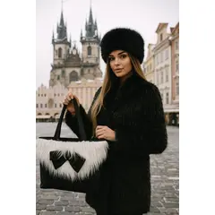 Crna torba sa bijelim krznom