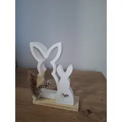 Uskrsna dekoracija od kvalitetnog gipsa s dva zeca i suhim cvijećem na drvenom postolju