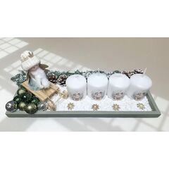 Adventski vijenac s božićnim motivima na podlošku