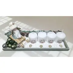 Adventski vijenac s božićnim motivima na podlošku