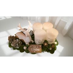 Adventski vijenac s božićnim motivima na drvenoj bazi