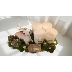 Adventski vijenac s božićnim motivima na drvenoj bazi