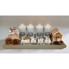 Adventski vijenac s božićnim motivima na podlošku