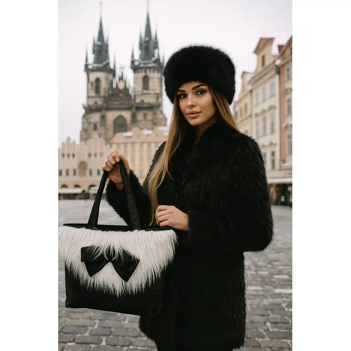 Crna torba sa bijelim krznom