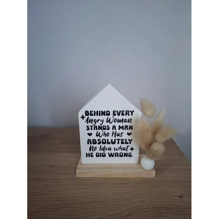 Pločica od gipsa u obliku kućice  sa šaljivim natpisom i suhim cvijećem na drvenom postolju.