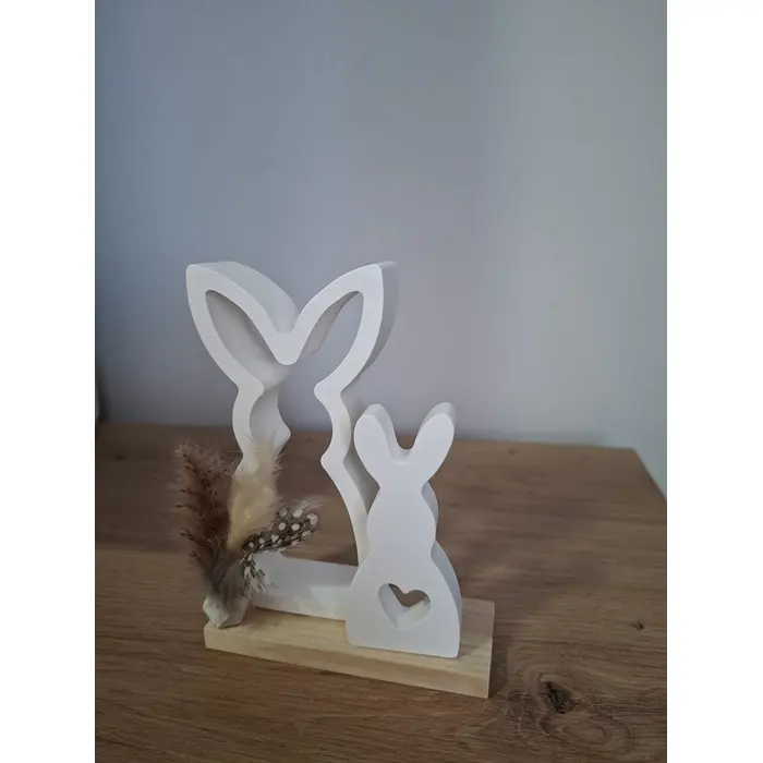 Uskrsna dekoracija od kvalitetnog gipsa s dva zeca i suhim cvijećem na drvenom postolju