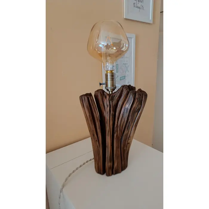 Unikatna stolna svjetiljka od starog drveta