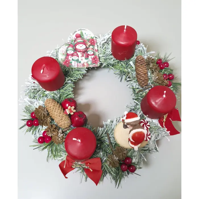 Adventski vijenac s božićnim motivima na kolutu